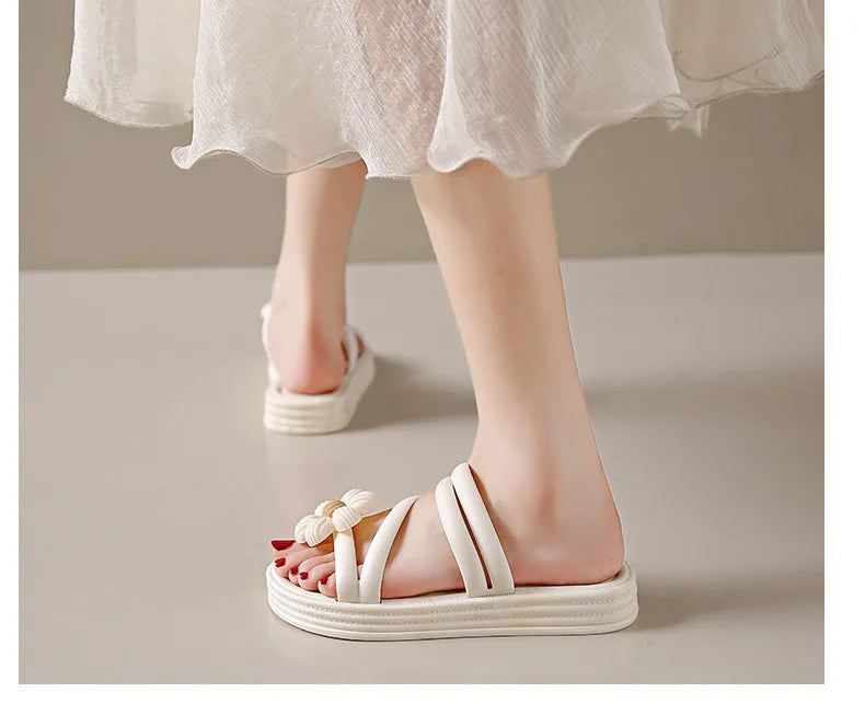 Sandália Feminina Rasteira com Flor | Conforto e Estilo
